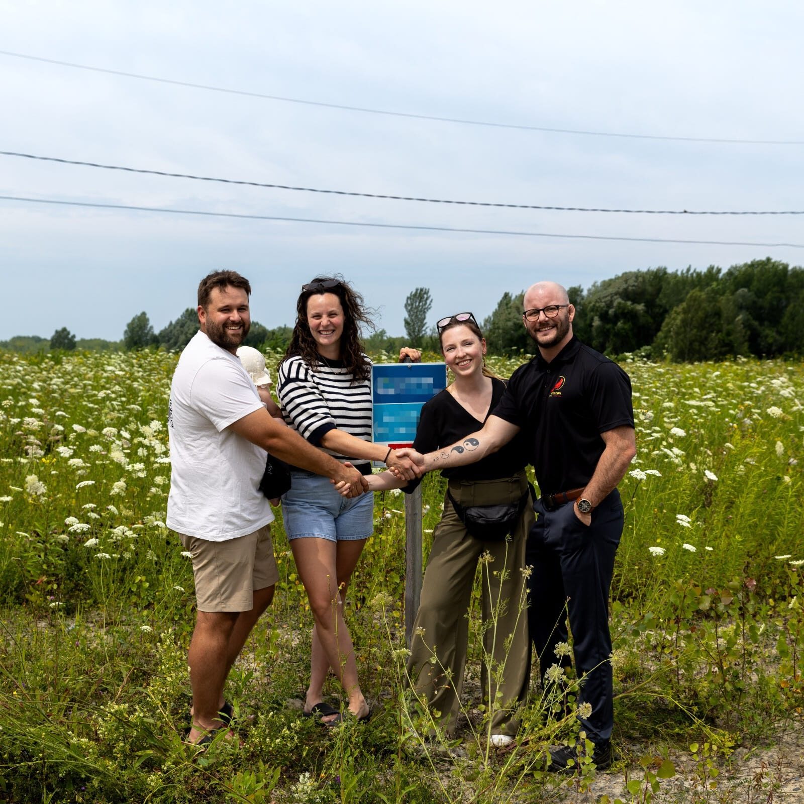 Marilou et William avec Guillaume et Sandryne sur leur terrain en Montérégie